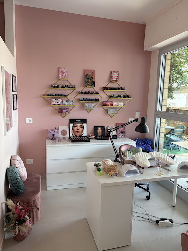 Postazione manicure rosa di Vis à Vis